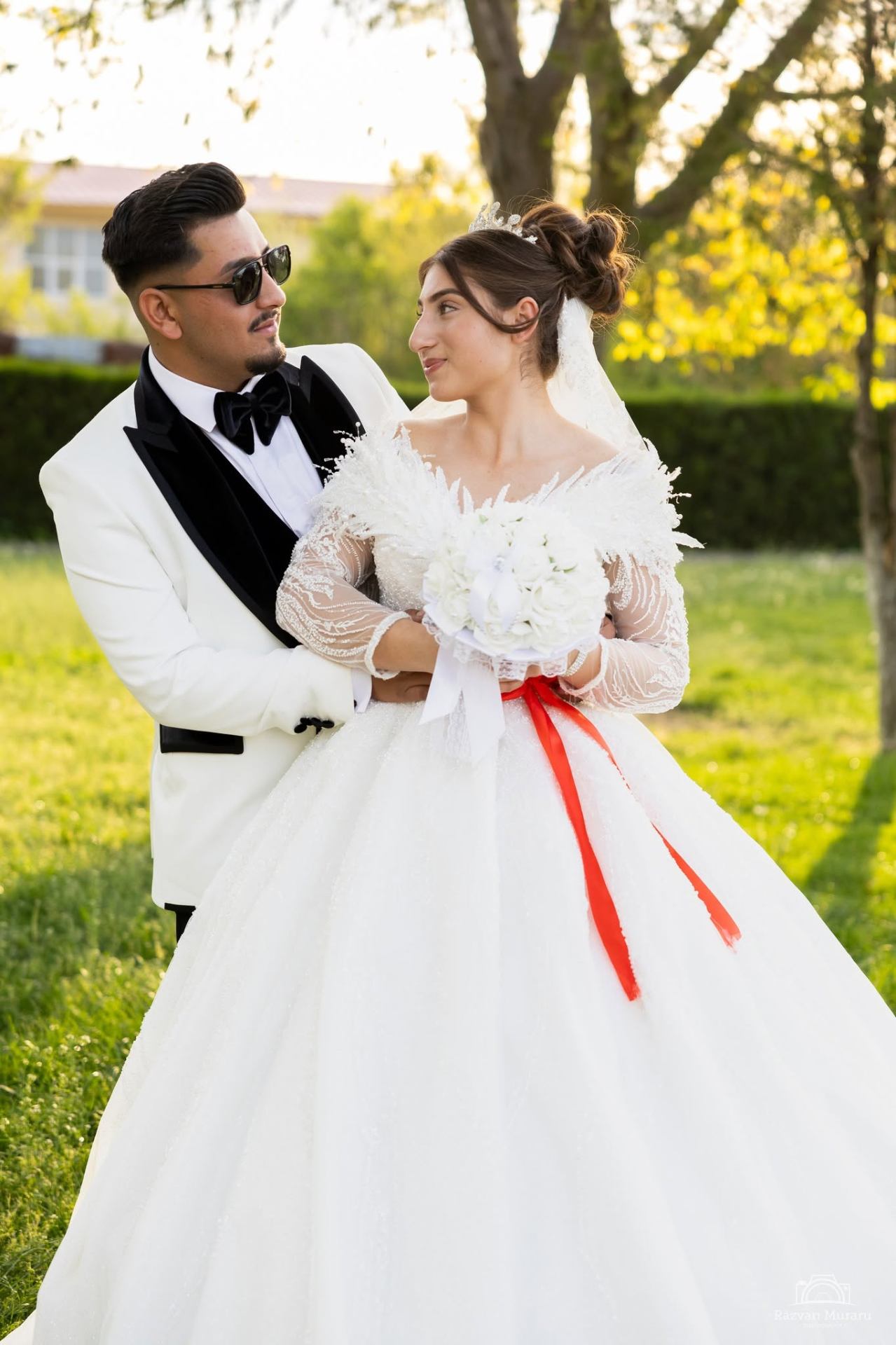 Privirea complice dintre miri
